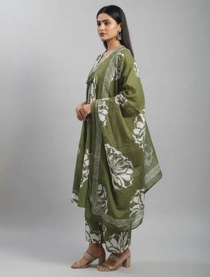 Women green cotton printed kurta pant dupatta set 4