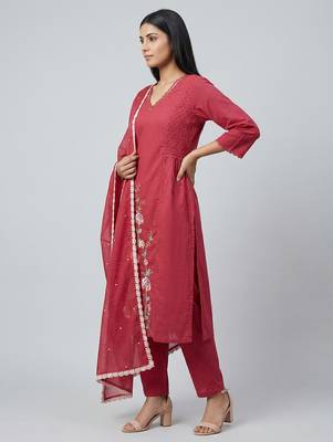 Women red cotton printed kurta pant dupatta set with hand work and embroidered lace 4