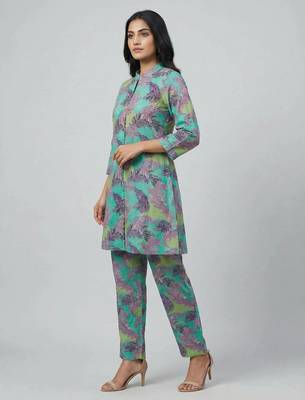 Women green cotton printed a line kurta pant set 4