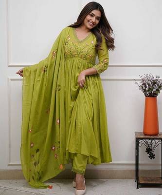green cotton kurta set with floral embroidery 2