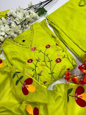 green cotton kurta set with floral embroidery 4