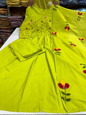 green cotton kurta set with floral embroidery 5