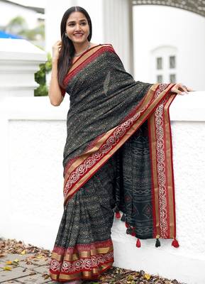 black cotton saree with geometric print 4