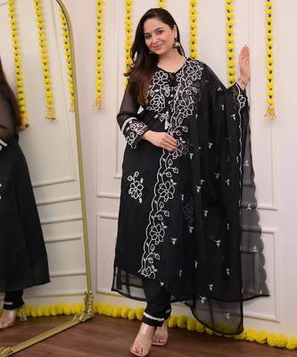 Blackblooming georgette kurti set with embroidered dupatta & cotton bottomethnic wear 3