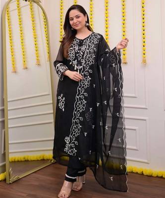 Blackblooming georgette kurti set with embroidered dupatta & cotton bottomethnic wear 4