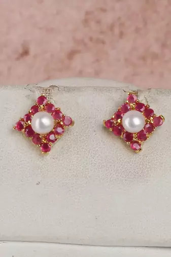 pearl necklace set with pink stone floral pendant design