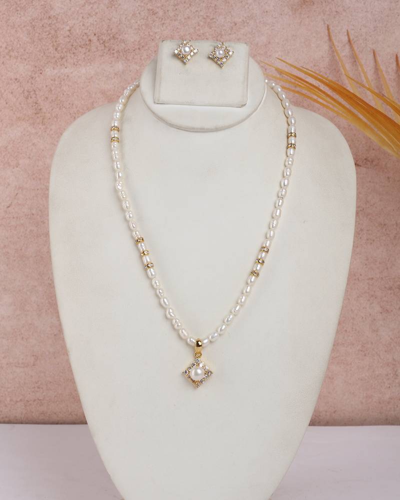 minimal pearl necklace set with classic pearl pendant design