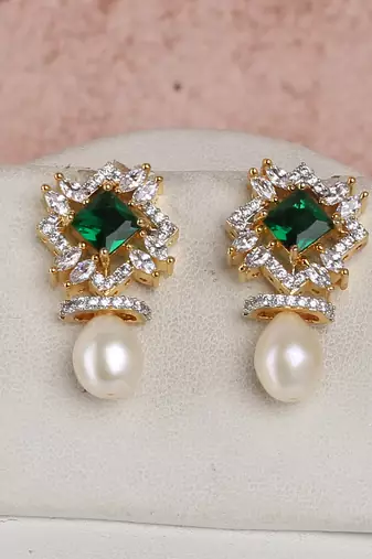 pearl necklace set with emerald green stone pendant