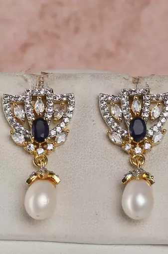 classic pearl necklace set with dark blue stone pendant accent