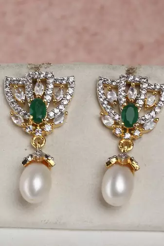 pearl necklace set with emerald stone pendant