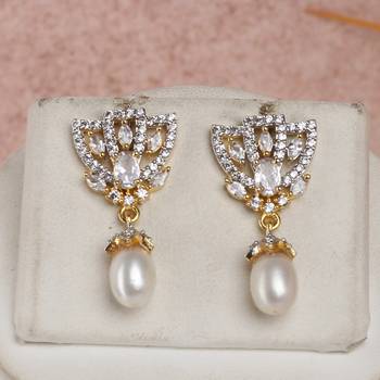 pearl necklace set with gold accent pendant 2