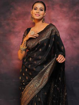 Black silk blend banarasi saree with unstitched blouse piece 5