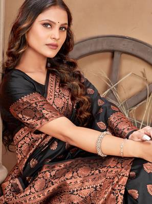 Black silk blend banarasi saree with unstitched blouse piece 3