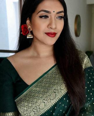 Green silk blend banarasi saree with unstitched blouse piece 2