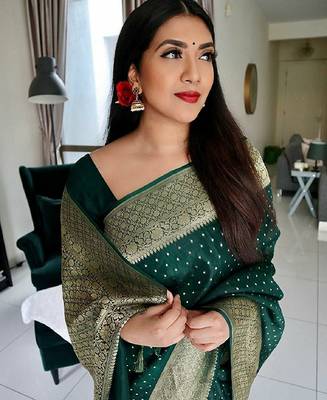 Green silk blend banarasi saree with unstitched blouse piece 3