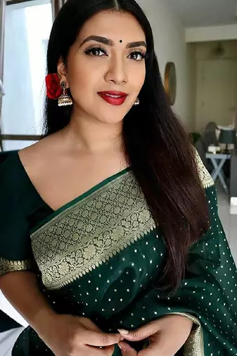 Green silk blend banarasi saree with unstitched blouse piece