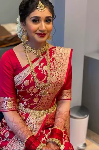 Red silk blend banarasi saree with unstitched blouse piece
