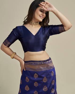 Blue silk blend banarasi saree with unstitched blouse piece 5