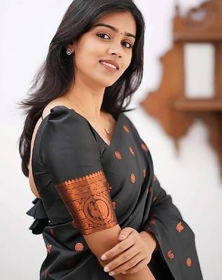 Black silk blend banarasi saree with unstitched blouse piece 3