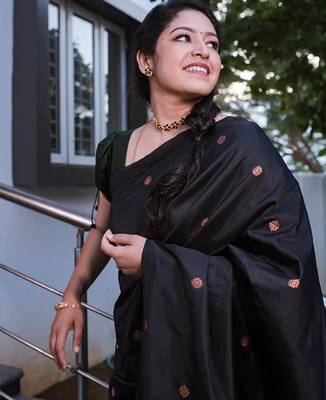 Black silk blend banarasi saree with unstitched blouse piece 2