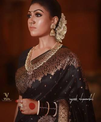 Black silk blend banarasi saree with unstitched blouse piece 4
