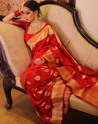 Red silk blend banarasi saree with unstitched blouse piece 2