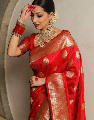 Red silk blend banarasi saree with unstitched blouse piece 4