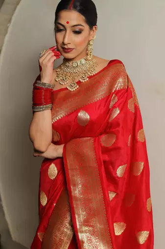 Red silk blend banarasi saree with unstitched blouse piece
