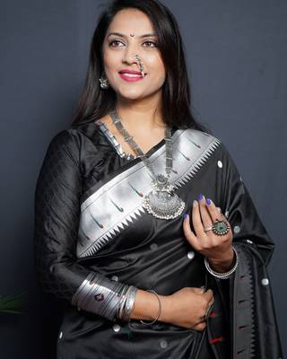 Black silk blend banarasi saree with unstitched blouse piece 4