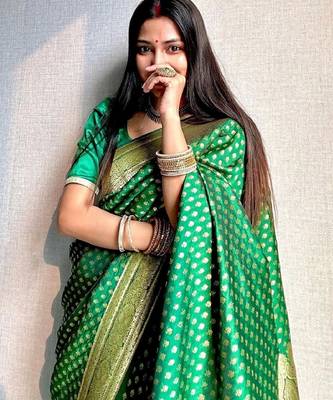 Green silk blend banarasi saree with unstitched blouse piece 4