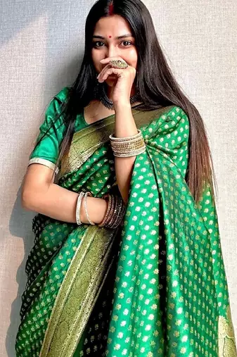 Green silk blend banarasi saree with unstitched blouse piece