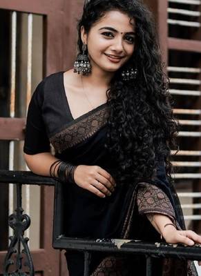 Black silk blend banarasi saree with unstitched blouse piece 2