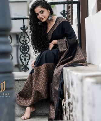 Black silk blend banarasi saree with unstitched blouse piece 3