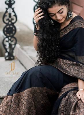 Black silk blend banarasi saree with unstitched blouse piece 4