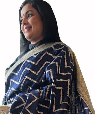 Blue silk blend banarasi saree with unstitched blouse piece 2