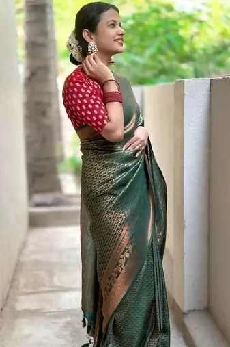 Green red silk blend banarasi saree with unstitched blouse piece