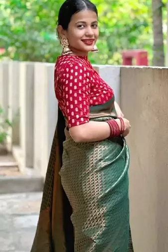 Green red silk blend banarasi saree with unstitched blouse piece