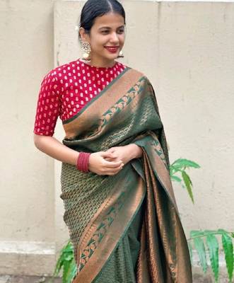 Green red silk blend banarasi saree with unstitched blouse piece 4
