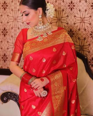 Red silk blend banarasi saree with unstitched blouse piece 3