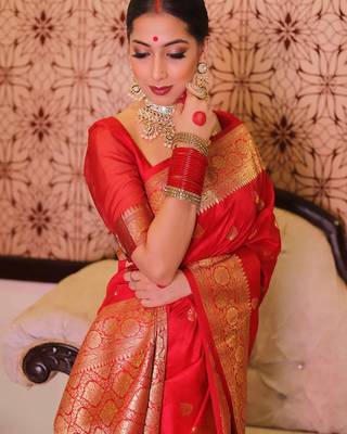 Red silk blend banarasi saree with unstitched blouse piece 4