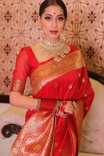 Red silk blend banarasi saree with unstitched blouse piece