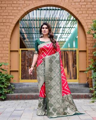 Red silk blend banarasi saree with unstitched blouse piece 3