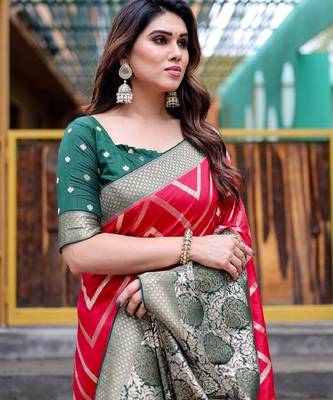 Red silk blend banarasi saree with unstitched blouse piece 5
