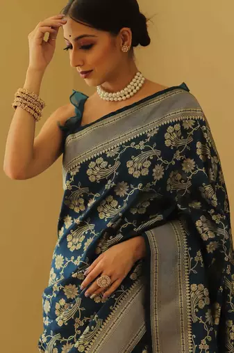 Green silk blend banarasi saree with unstitched blouse piece