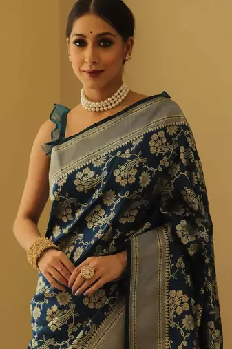 Green silk blend banarasi saree with unstitched blouse piece