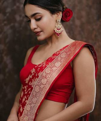 Red silk blend banarasi saree with unstitched blouse piece 2
