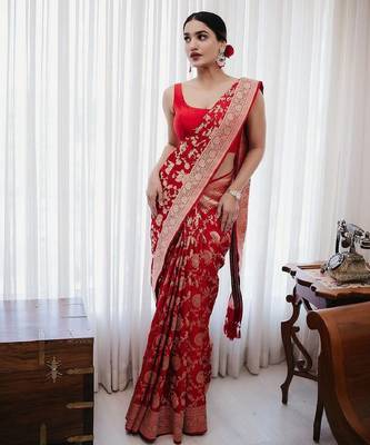 Red silk blend banarasi saree with unstitched blouse piece 3