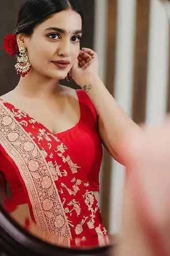 Red silk blend banarasi saree with unstitched blouse piece