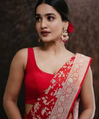 Red silk blend banarasi saree with unstitched blouse piece 5