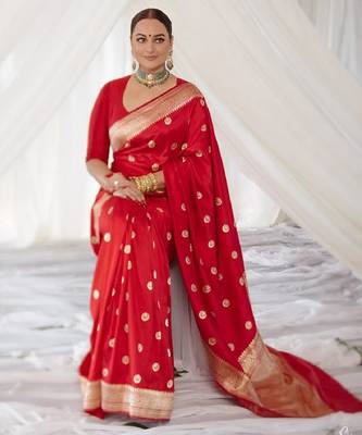 Red silk blend banarasi saree with unstitched blouse piece 3